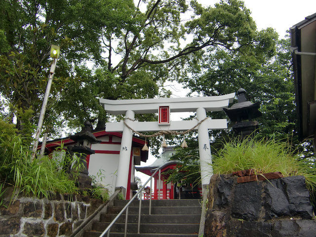 白の鳥居とは、珍しい